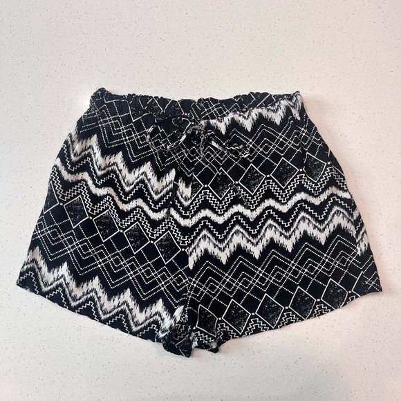 Black and White Geometric High Waist Shorts Size Medium - Picture 2 of 4